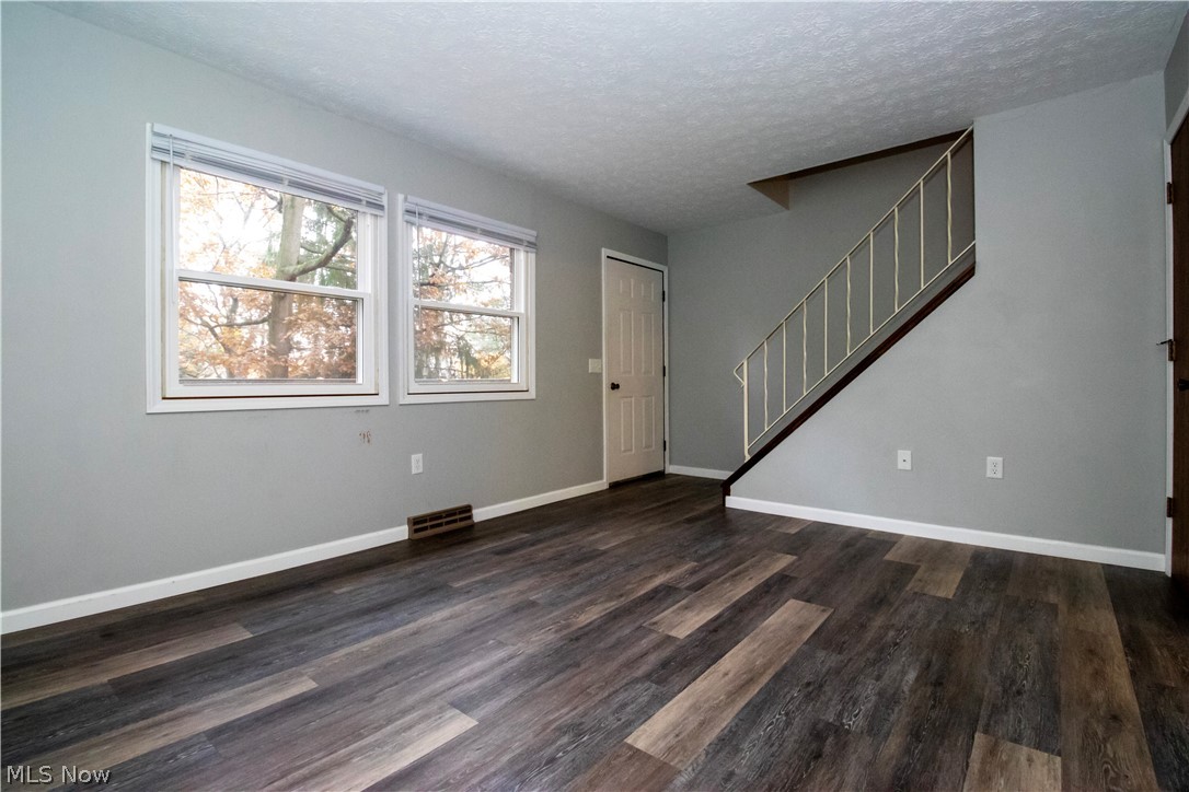 2500 Cleveland Road, Unit 206 Wooster, OH 44691 - Photo 5 of 12 Very clean and move in ready.