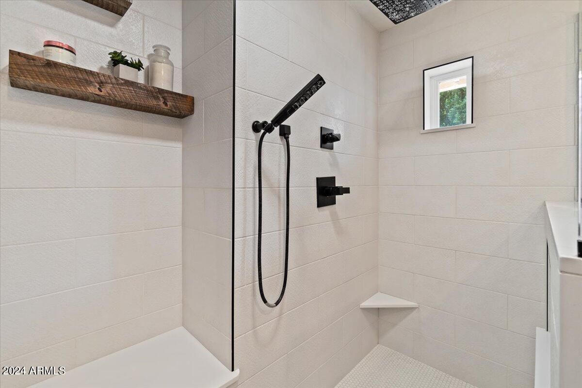 3841 East Elm Street Phoenix, AZ 85018 - Photo 32 of 72 32-Primary bathroom