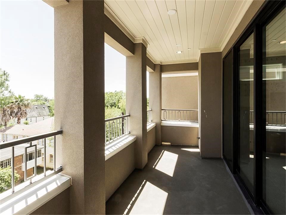 1208 Bartlett Street Houston, TX 77006 - Photo 23 of 25 a view of an empty room with a window