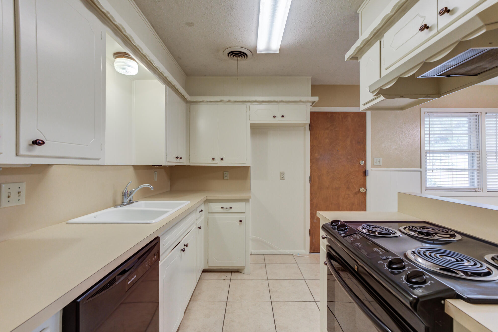 4313 58th Street Lubbock, TX 79413 - Photo 7 of 13 kitchen