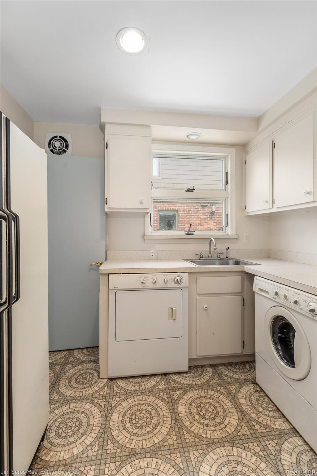 86 Hall Grosse Pointe, MI 48236 - Photo 14 of 37 1st Floor Laundry