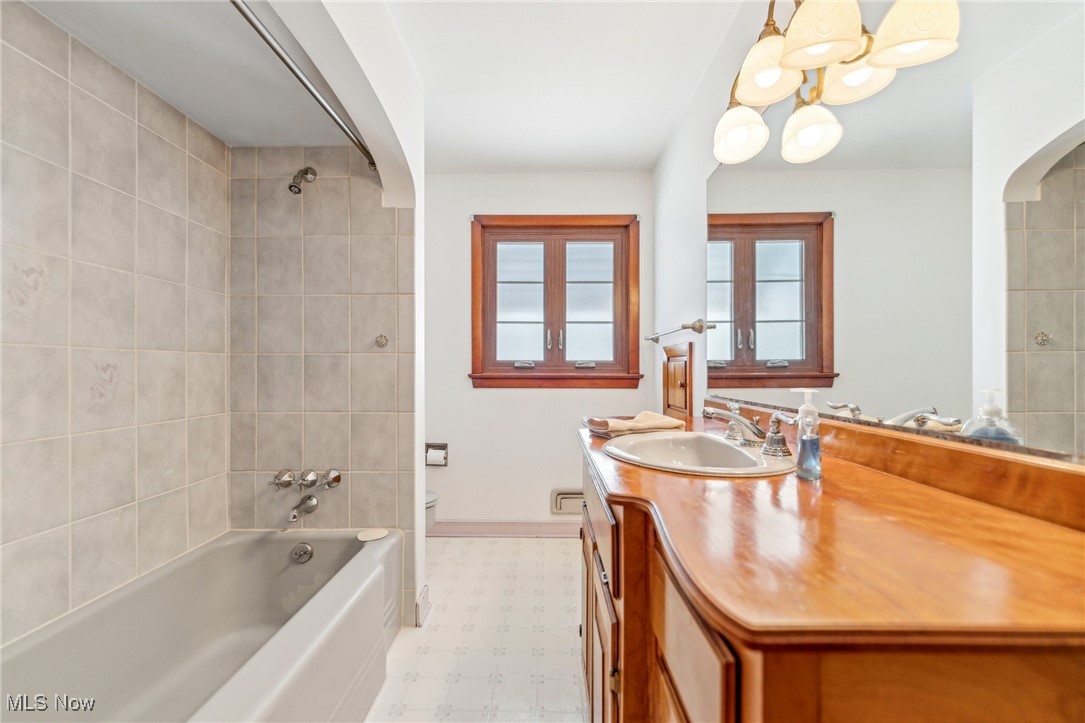 402 Cooper Foster Park Road Lorain, OH 44053 - Photo 19 of 30 Full bath with tub/shower.