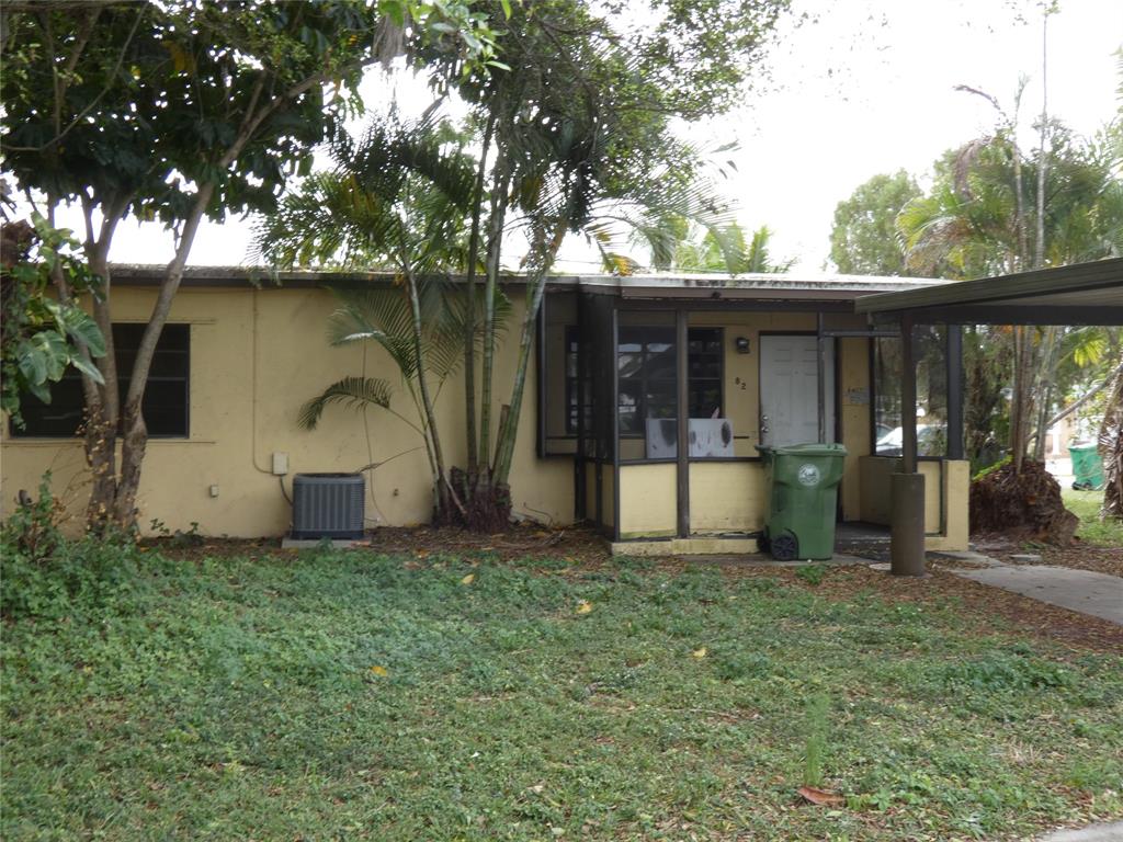 a view of a backyard