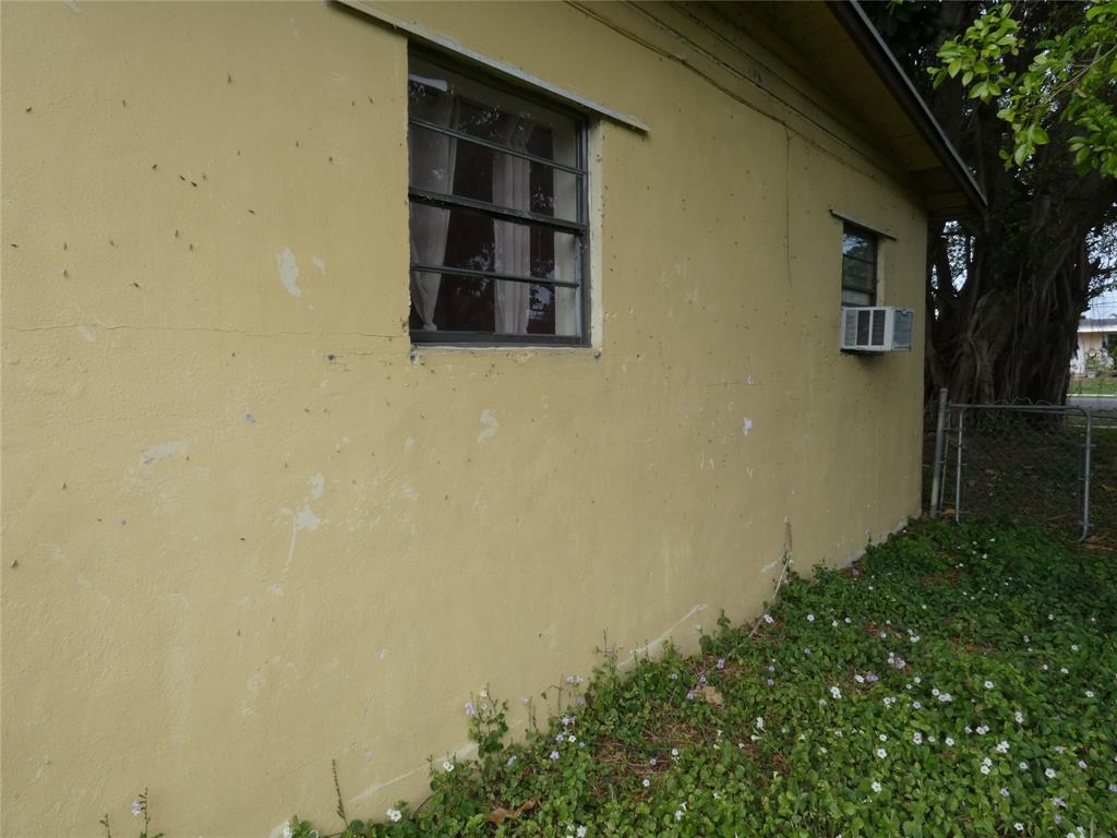 82 Tortuga Road Palm Springs, FL 33461 - Photo 7 of 17 a wall with door in front of it