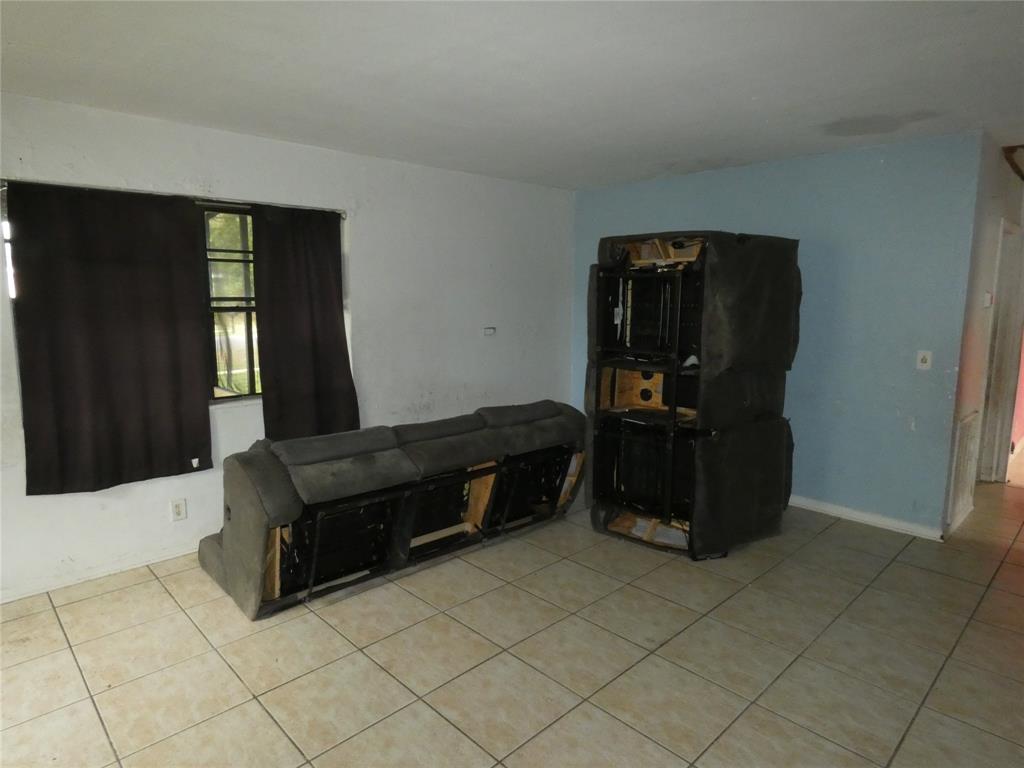 82 Tortuga Road Palm Springs, FL 33461 - Photo 8 of 17 a living room with furniture