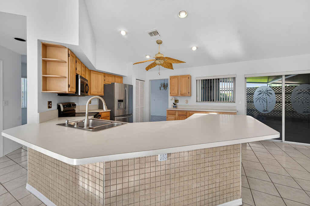 762 Southwest Ancona Road Port St. Lucie, FL 34953 - Photo 6 of 30 Kitchen