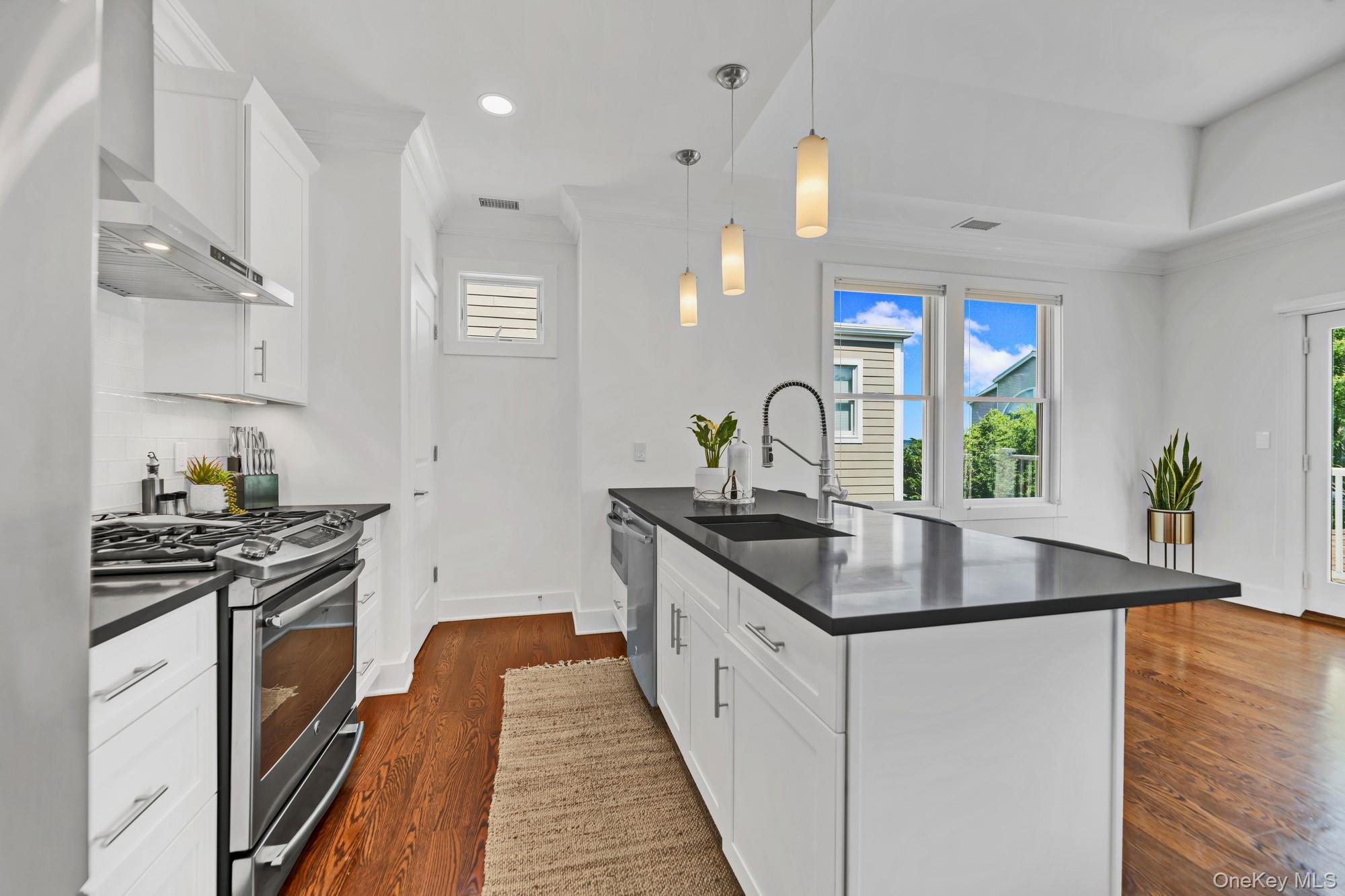 51 Island Point Bronx, NY 10464 - Photo 4 of 28