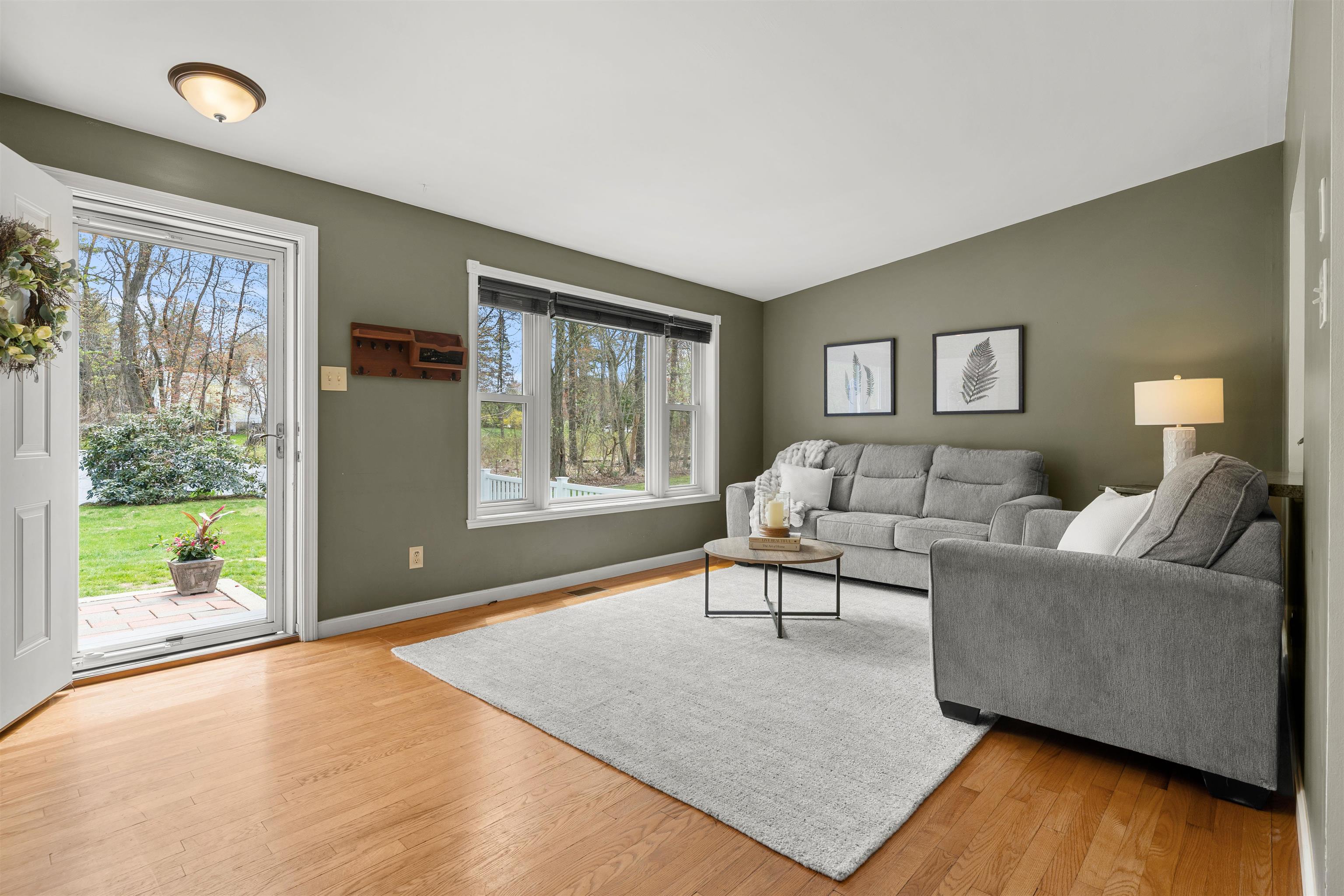 152 Dracut Road Hudson, NH 03051 - Photo 4 of 41