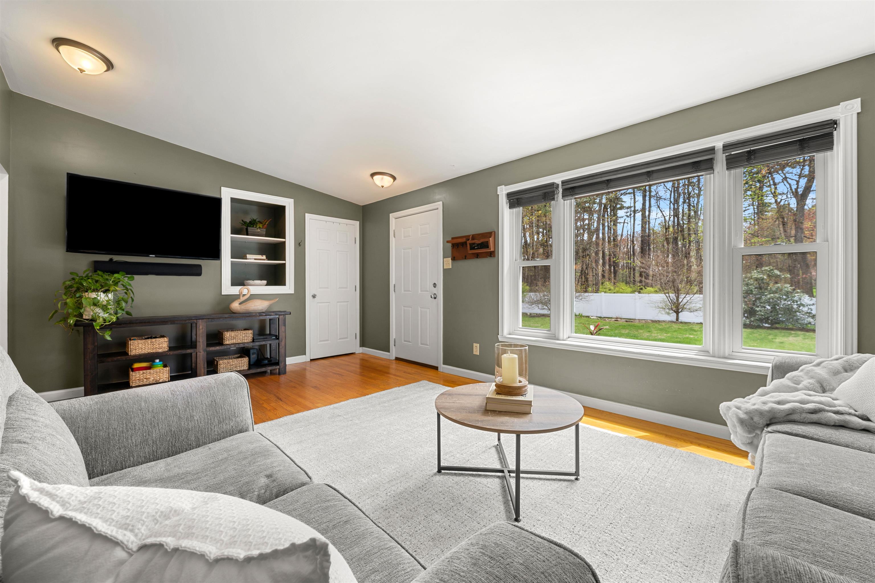 152 Dracut Road Hudson, NH 03051 - Photo 5 of 41