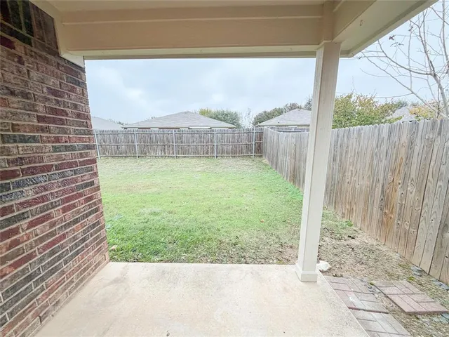 a view of a back yard