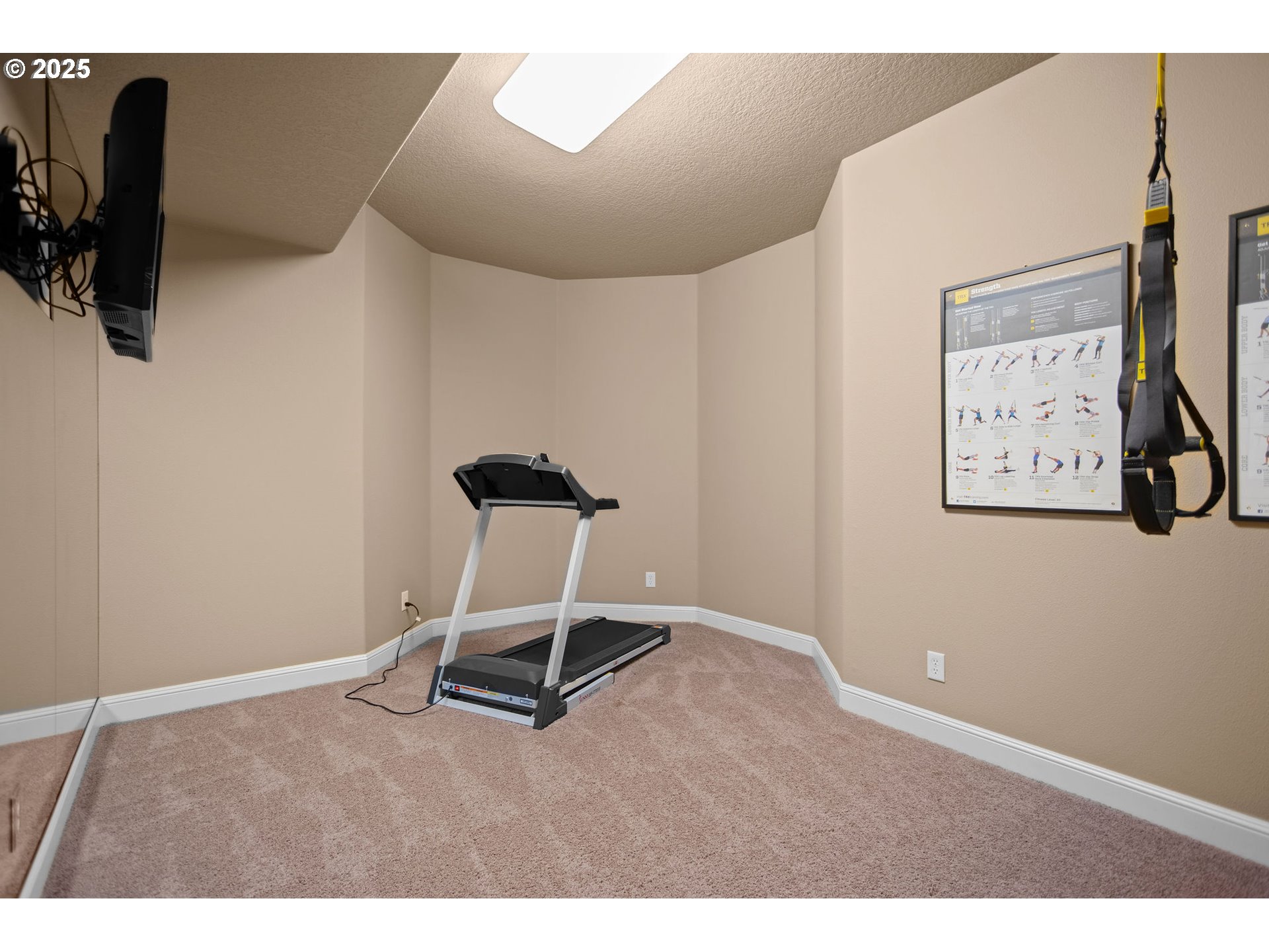 8438 Cascade Highway Northeast Silverton, OR 97381 - Photo 32 of 48 a view of an empty room