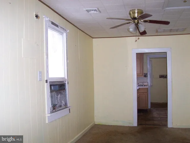 a view of empty room with window