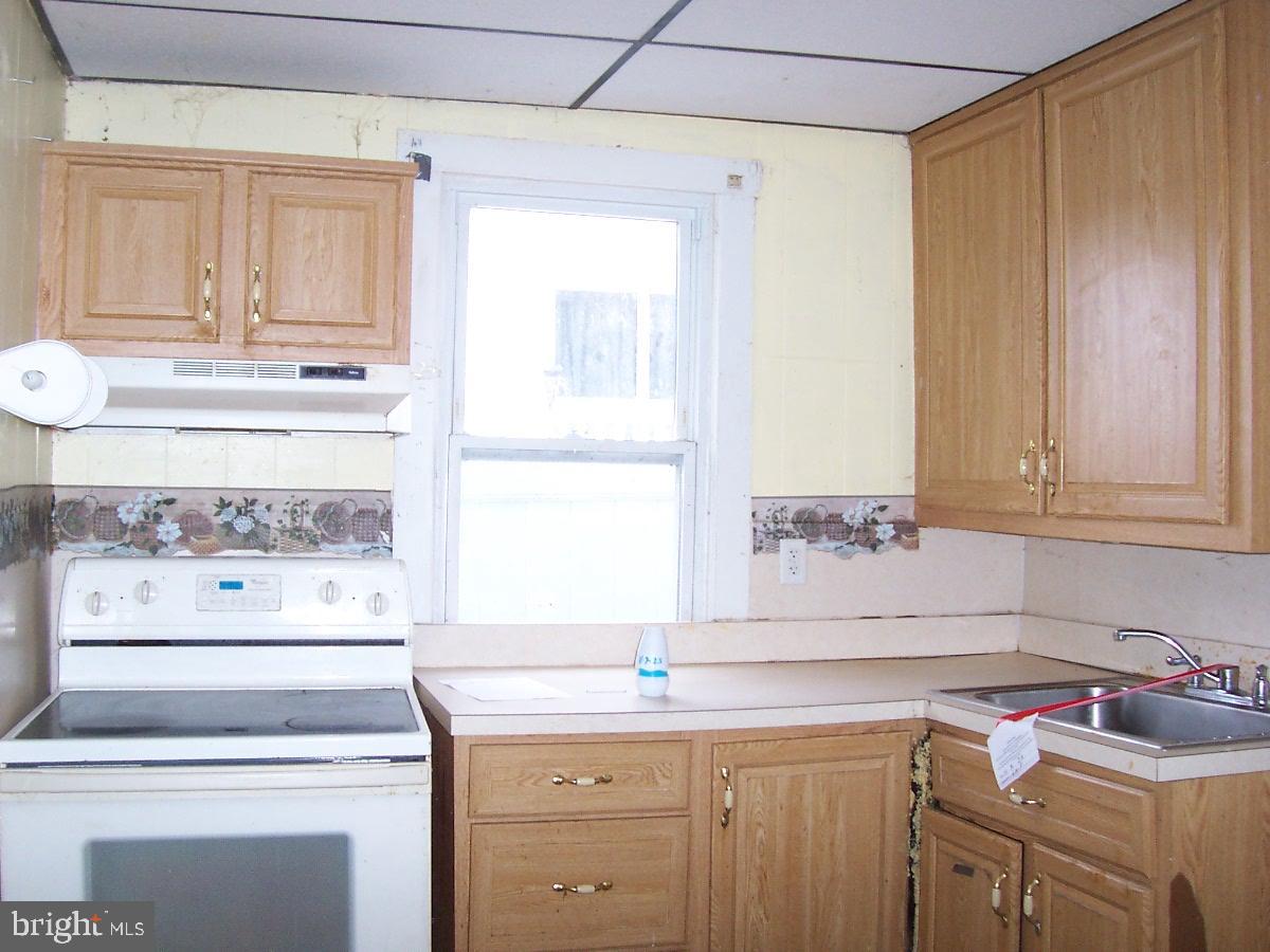 172 Boston Road Pennsville, NJ 08070 - Photo 5 of 8 a kitchen with a sink stove and cabinets