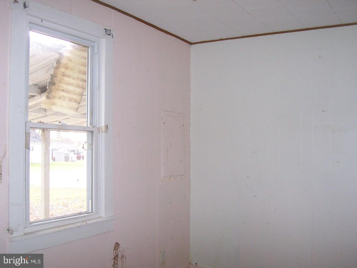 172 Boston Road Pennsville, NJ 08070 - Photo 7 of 8 a bathroom with a shower and a window