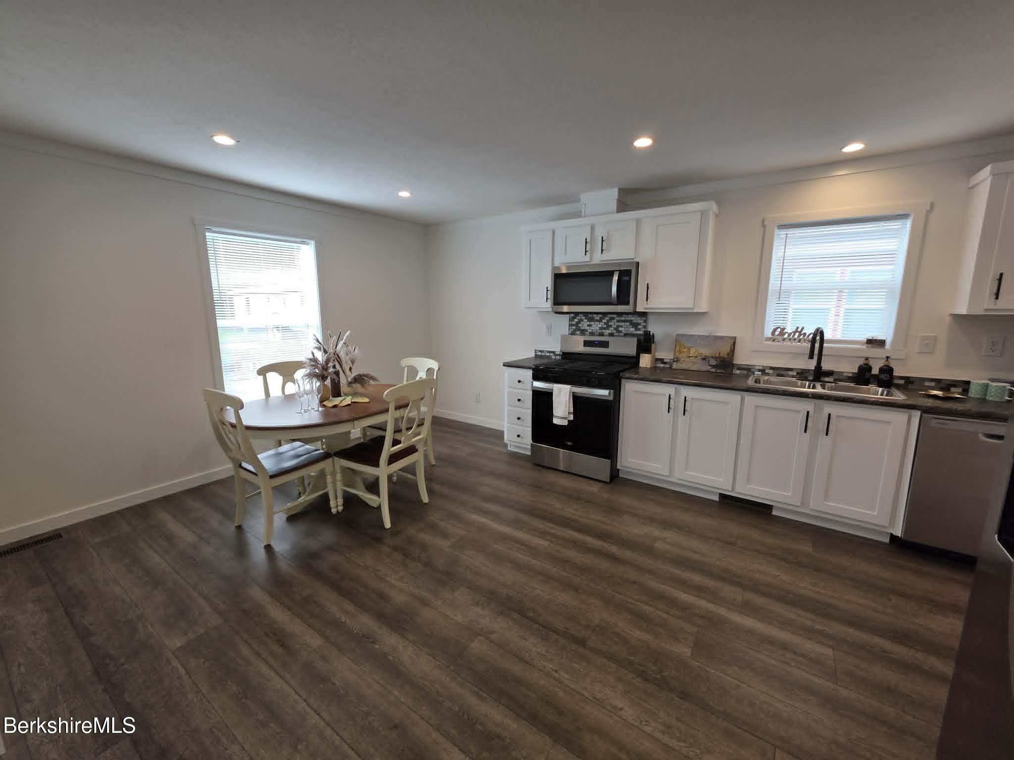 395 Cheshire Road, Unit 113 Pittsfield, MA 01201 - Photo 6 of 20 Eat in Kitchen