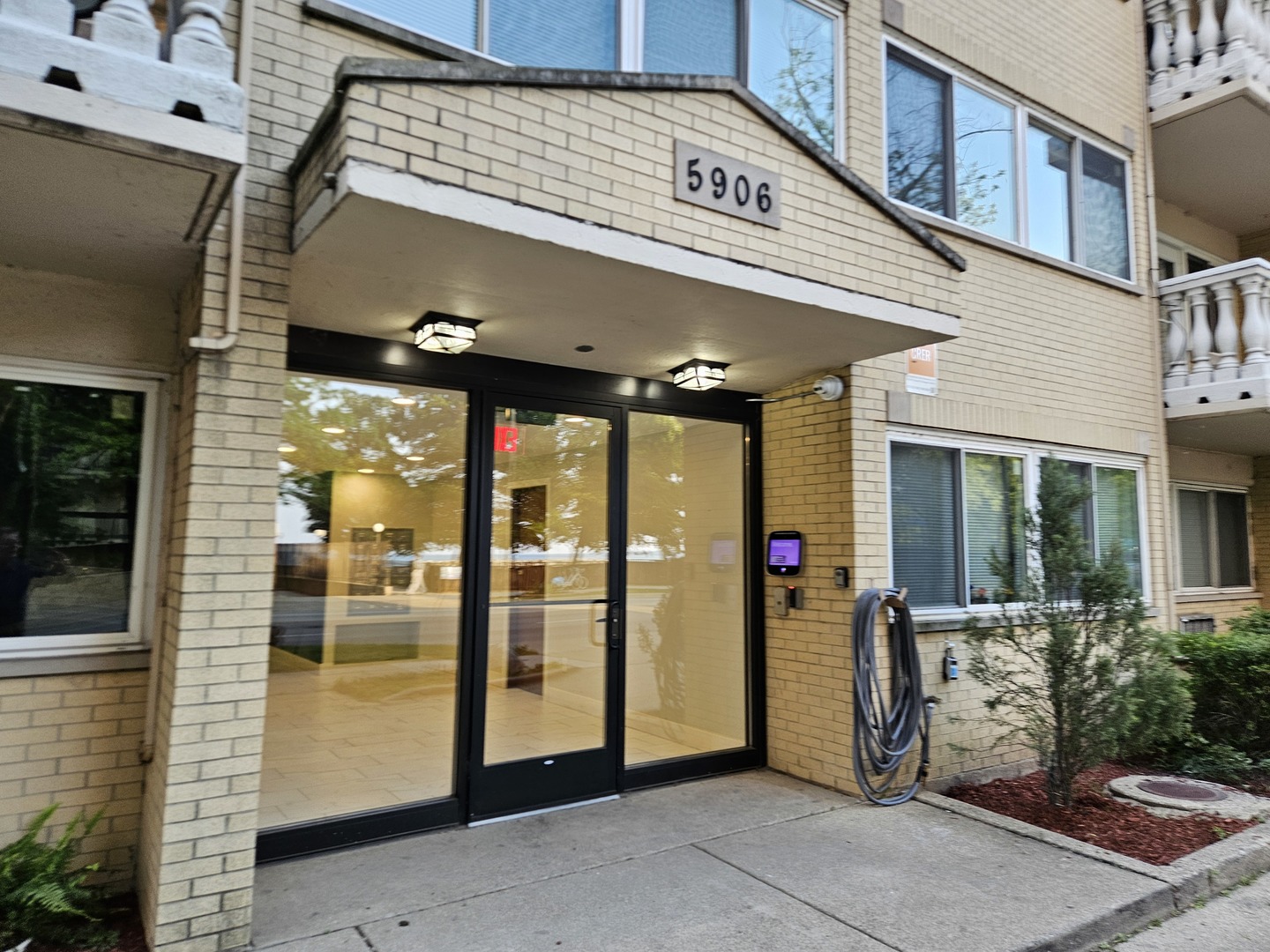 5906 North Sheridan Road, Unit 3D Chicago, IL 60660 - Photo 2 of 11