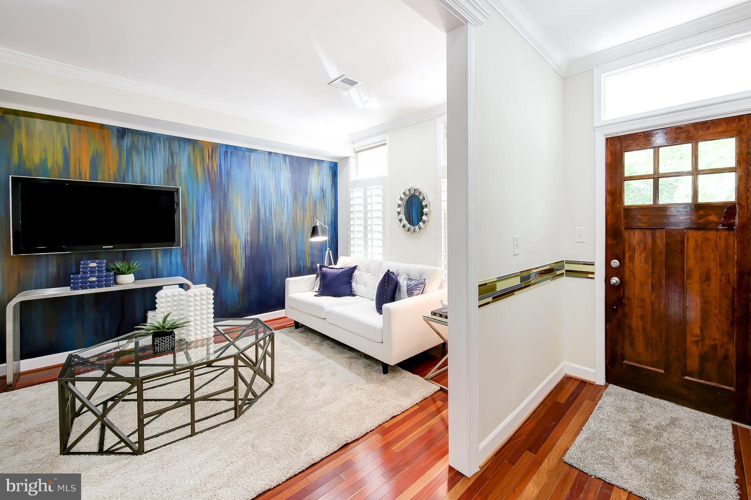 595 Columbia Road Northwest Washington, DC 20001 - Photo 2 of 30 Living Room