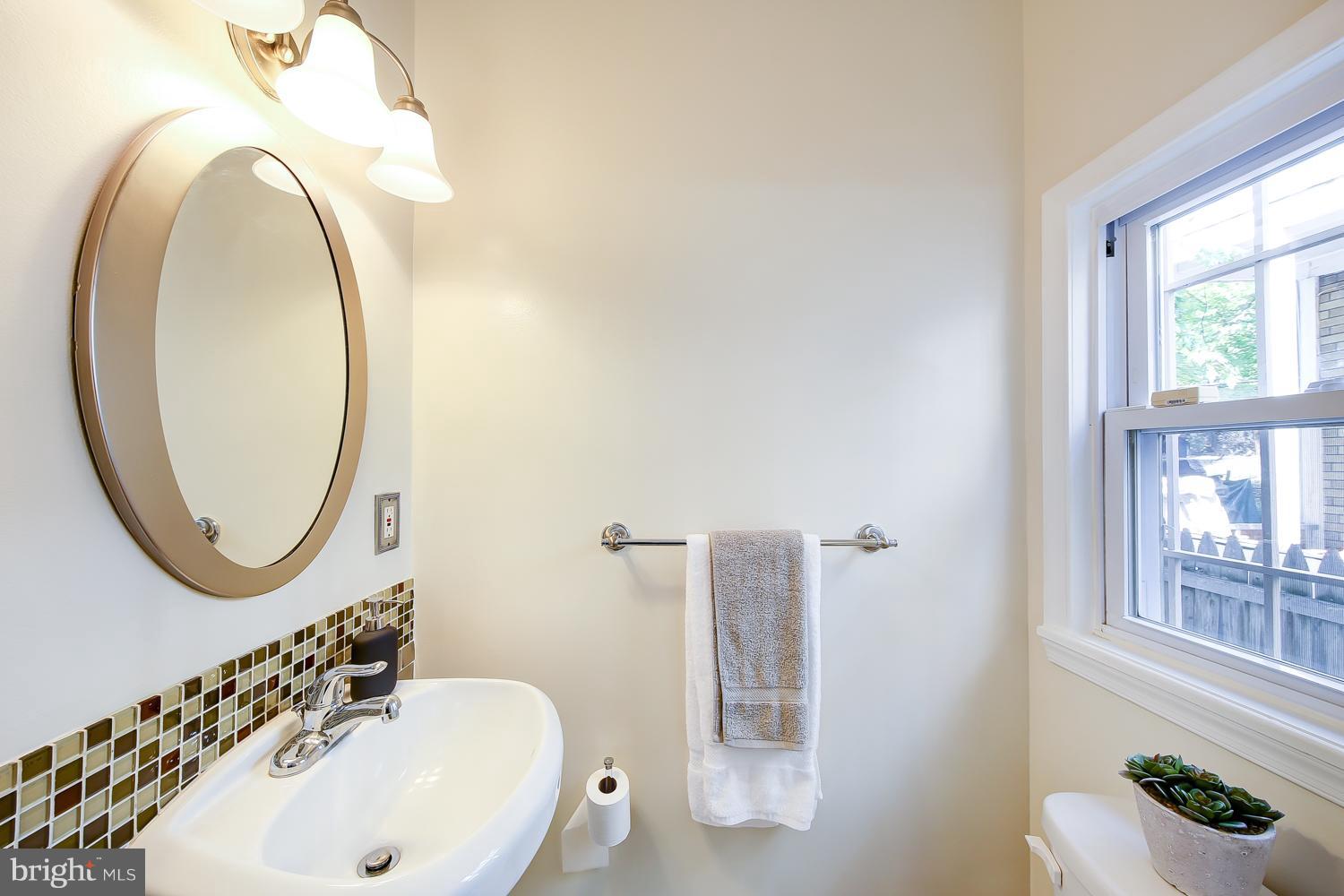 595 Columbia Road Northwest Washington, DC 20001 - Photo 11 of 30 Bath