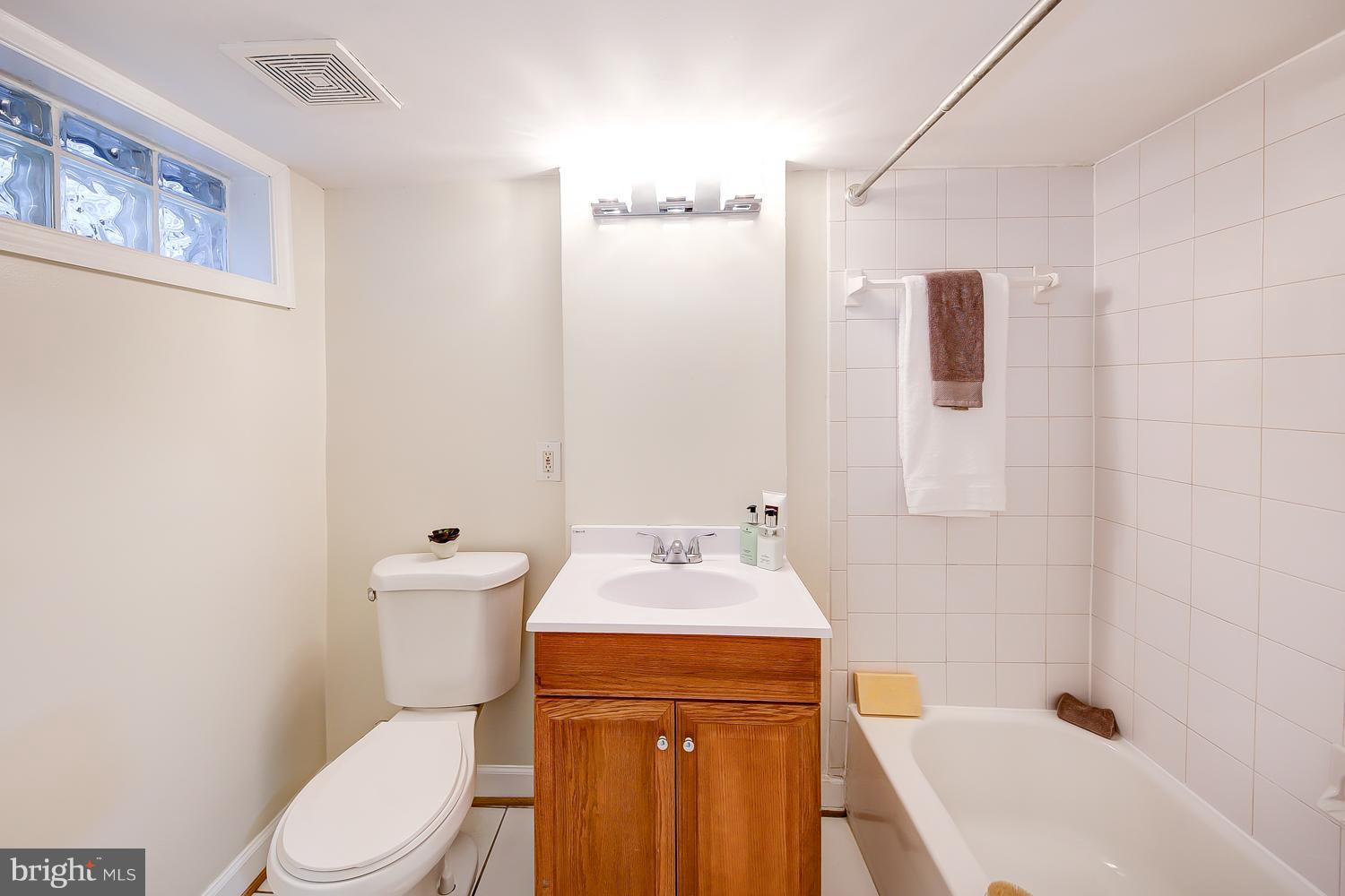 595 Columbia Road Northwest Washington, DC 20001 - Photo 28 of 30 Bath