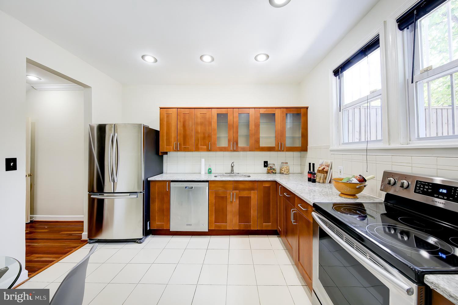 595 Columbia Road Northwest Washington, DC 20001 - Photo 7 of 30 Kitchen