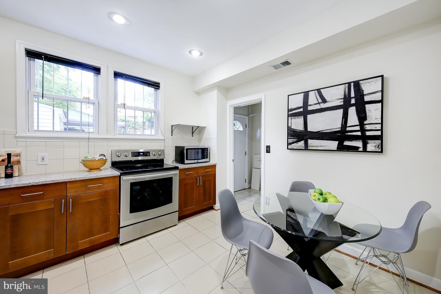 595 Columbia Road Northwest Washington, DC 20001 - Photo 9 of 30 Kitchen