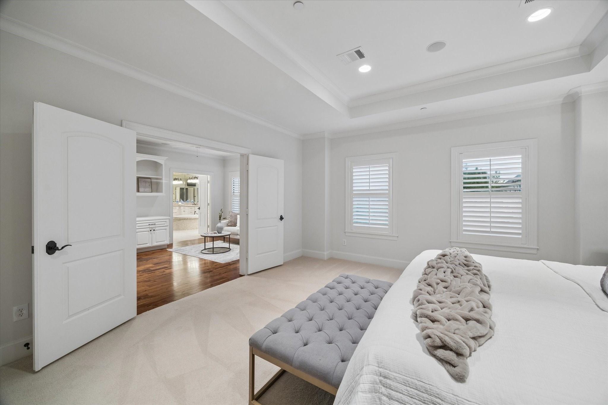 4511 Merrie Lane Bellaire, TX 77401 - Photo 22 of 49 Private sitting area connects the bedroom to the spa-like primary bathroom