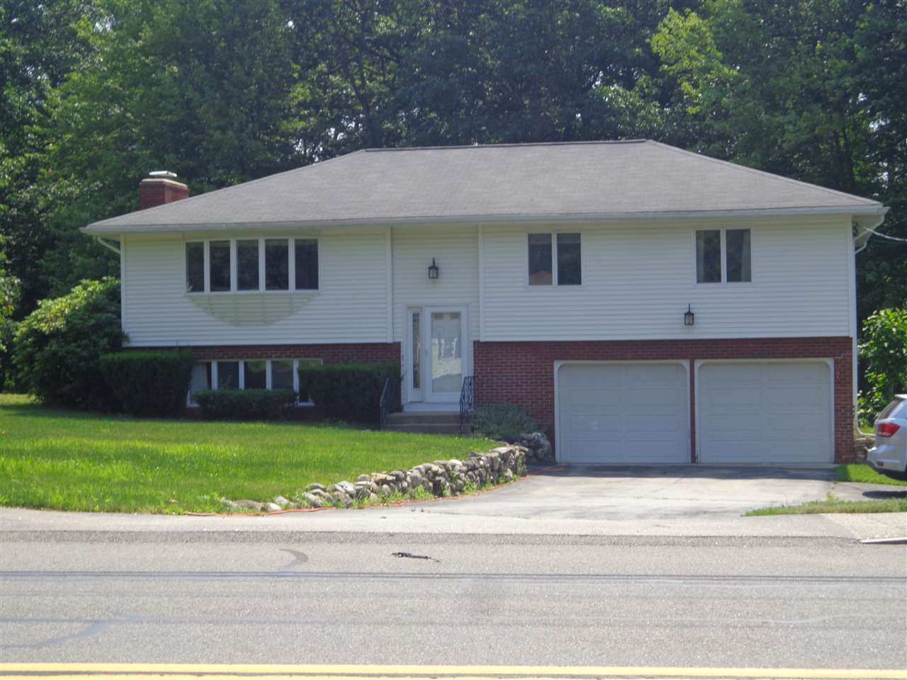 276 Huse Road Manchester, NH 03103 - Photo 2 of 40