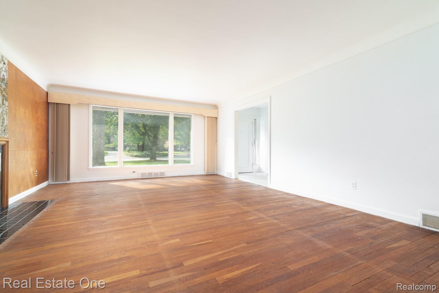 536 North Gulley Road Dearborn, MI 48128 - Photo 7 of 31 Living_Room_2_mls.jpg