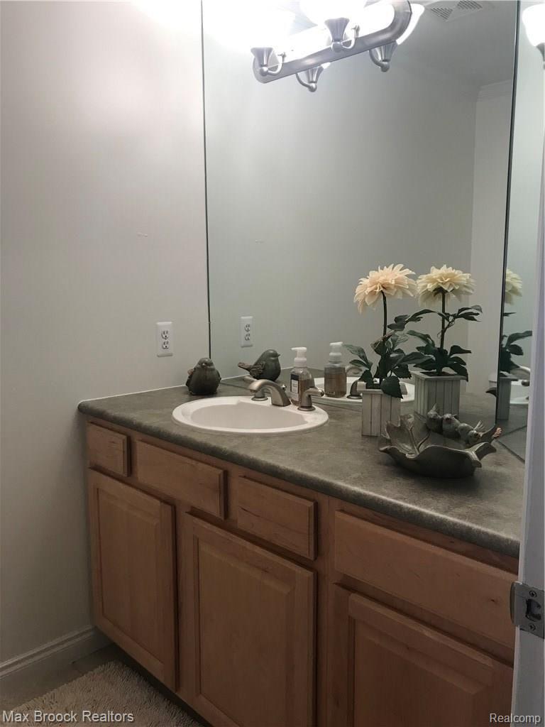 35 Ridge Field Court Oxford, MI 48371 - Photo 14 of 23 Powder room