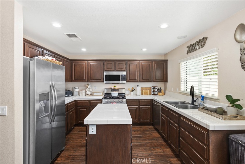 557 Summerfield Way Orange, CA 92866 - Photo 17 of 40