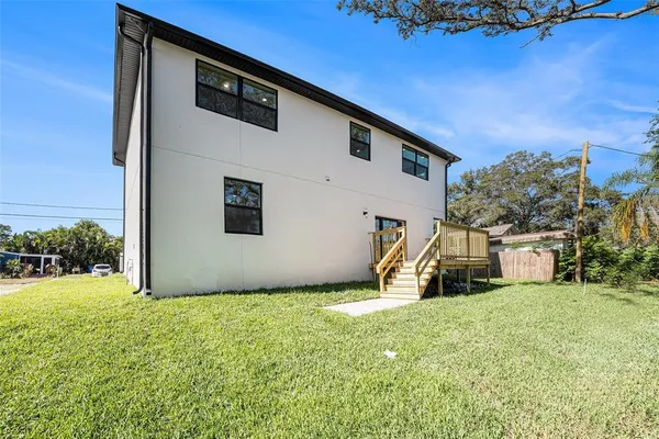 a view of a house with backyard