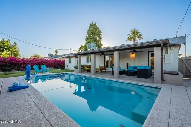a view of an entryway of the house