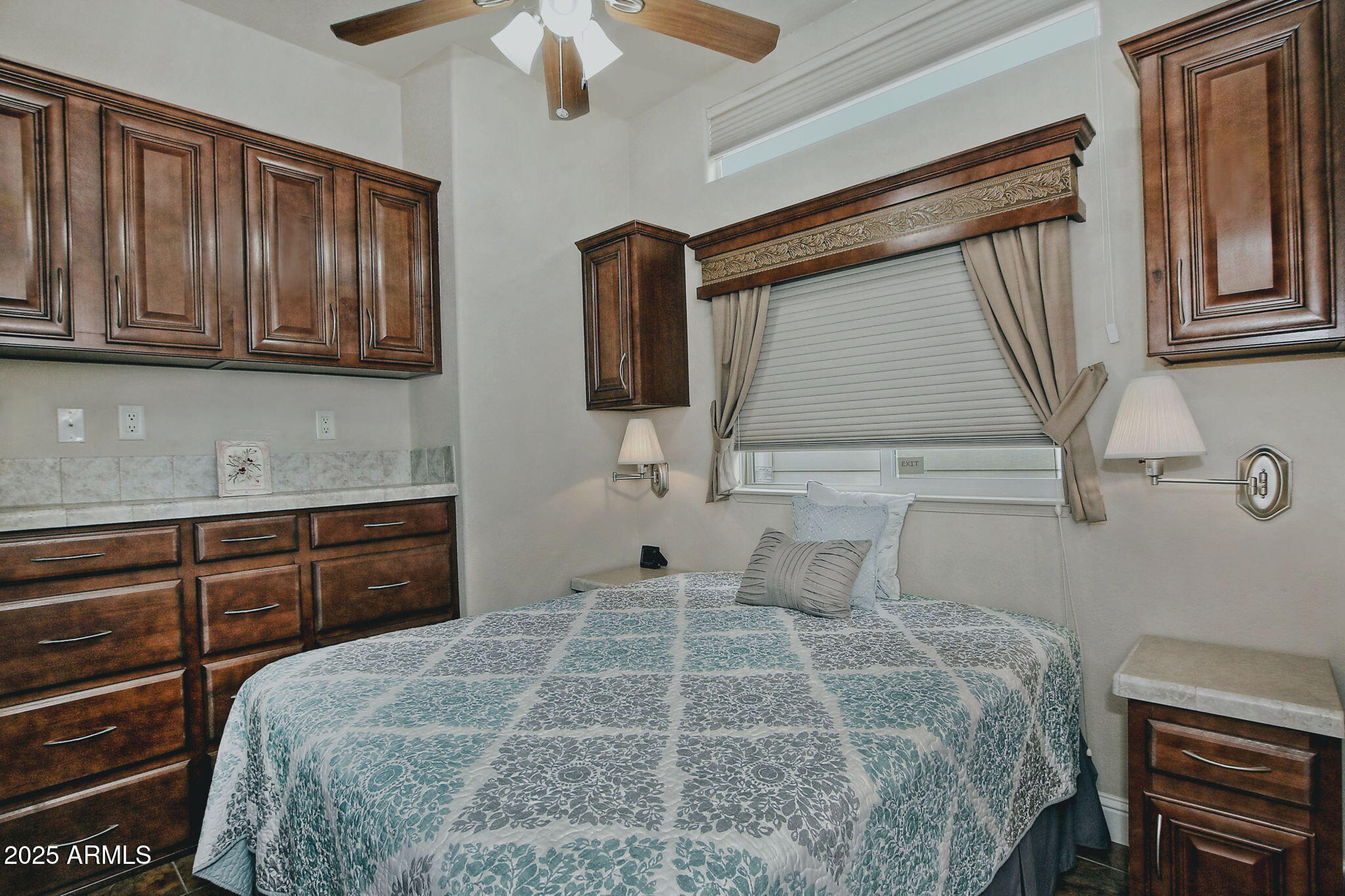 111 South Greenfield Road, Unit 462 Mesa, AZ 85206 - Photo 16 of 34 a bedroom with a large bed and a dresser