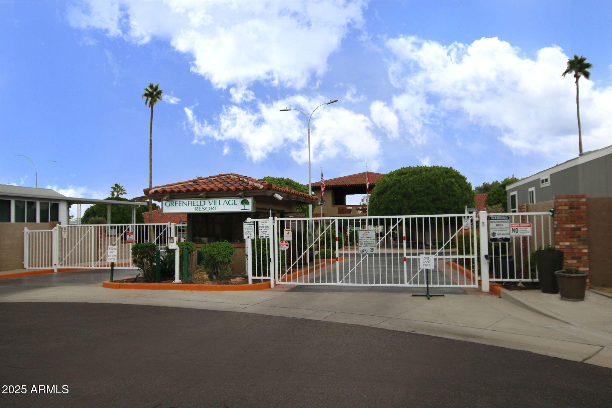 111 South Greenfield Road, Unit 462 Mesa, AZ 85206 - Photo 32 of 34 a front view of a house with a garden