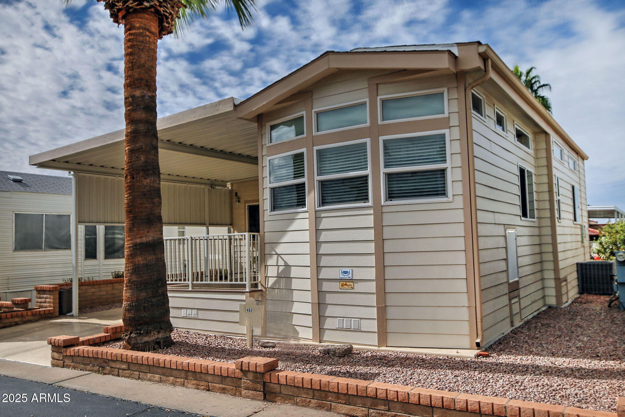 111 South Greenfield Road, Unit 462 Mesa, AZ 85206 - Photo 6 of 34 a front view of a house with a yard