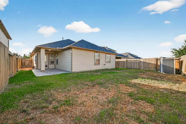 a view of a house with backyard and garden