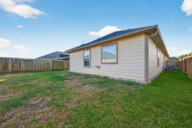 a view of a house with backyard and garden