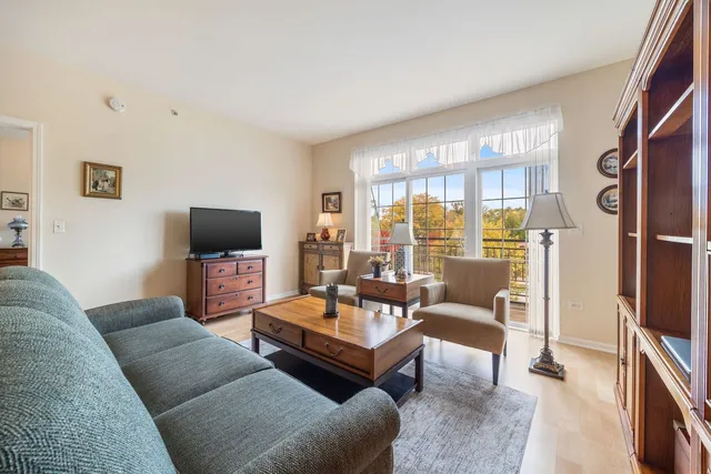 $249,900 | 3400 Wellington Court, Unit 306, Rolling Meadows, IL 60008