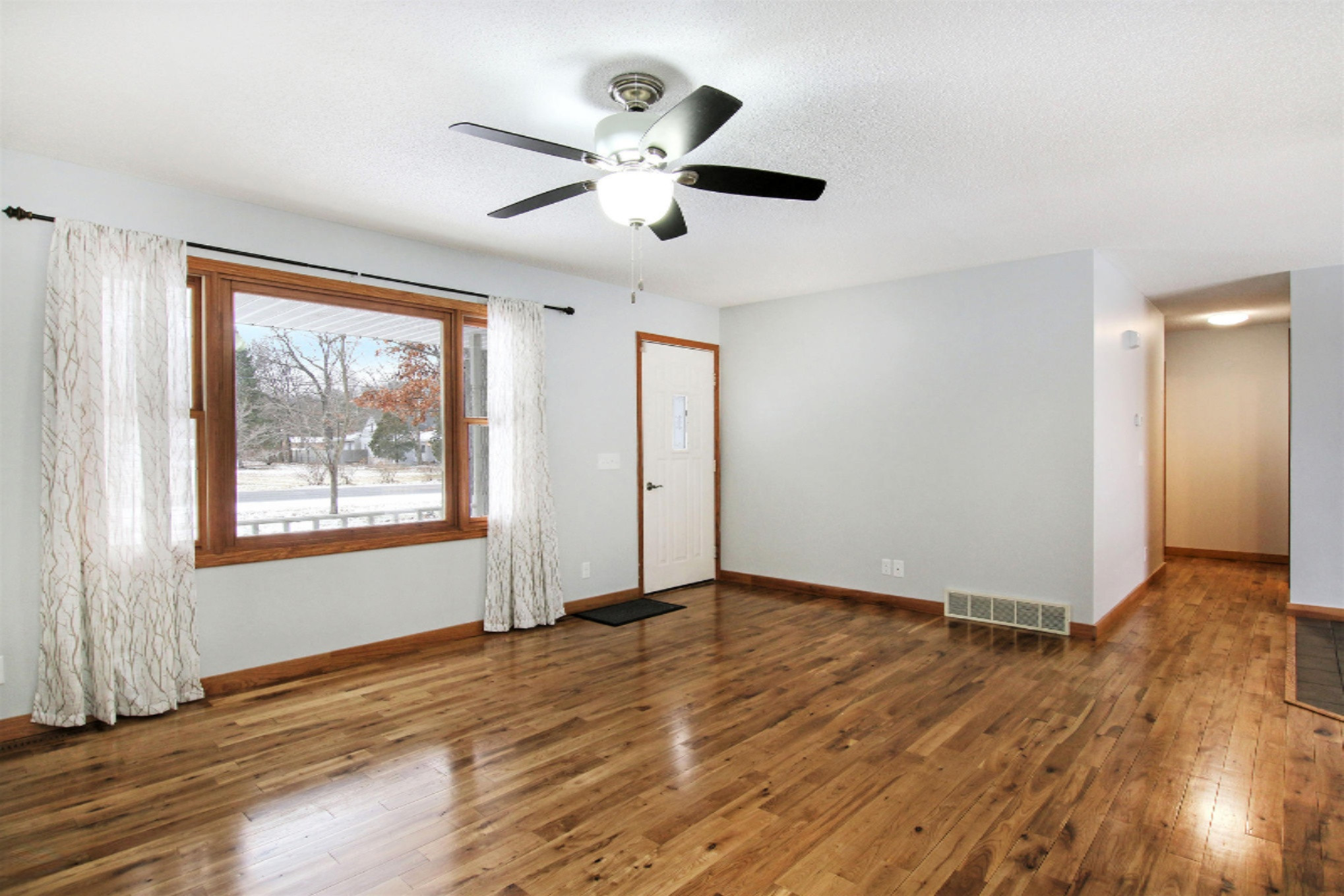 4512 Hall Road Muskegon, MI 49442 - Photo 5 of 36 Living Room