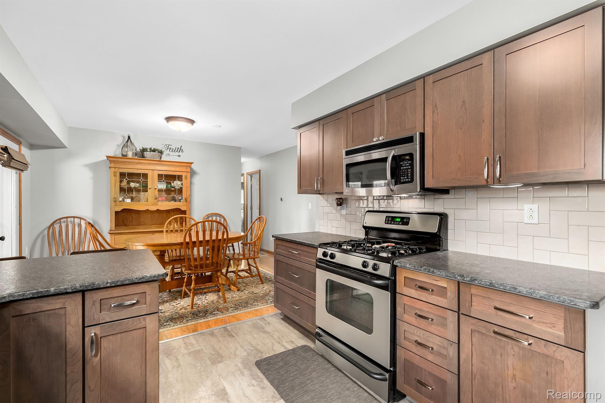 11124 Main Road Fenton, MI 48430 - Photo 11 of 43 Ample counterspace