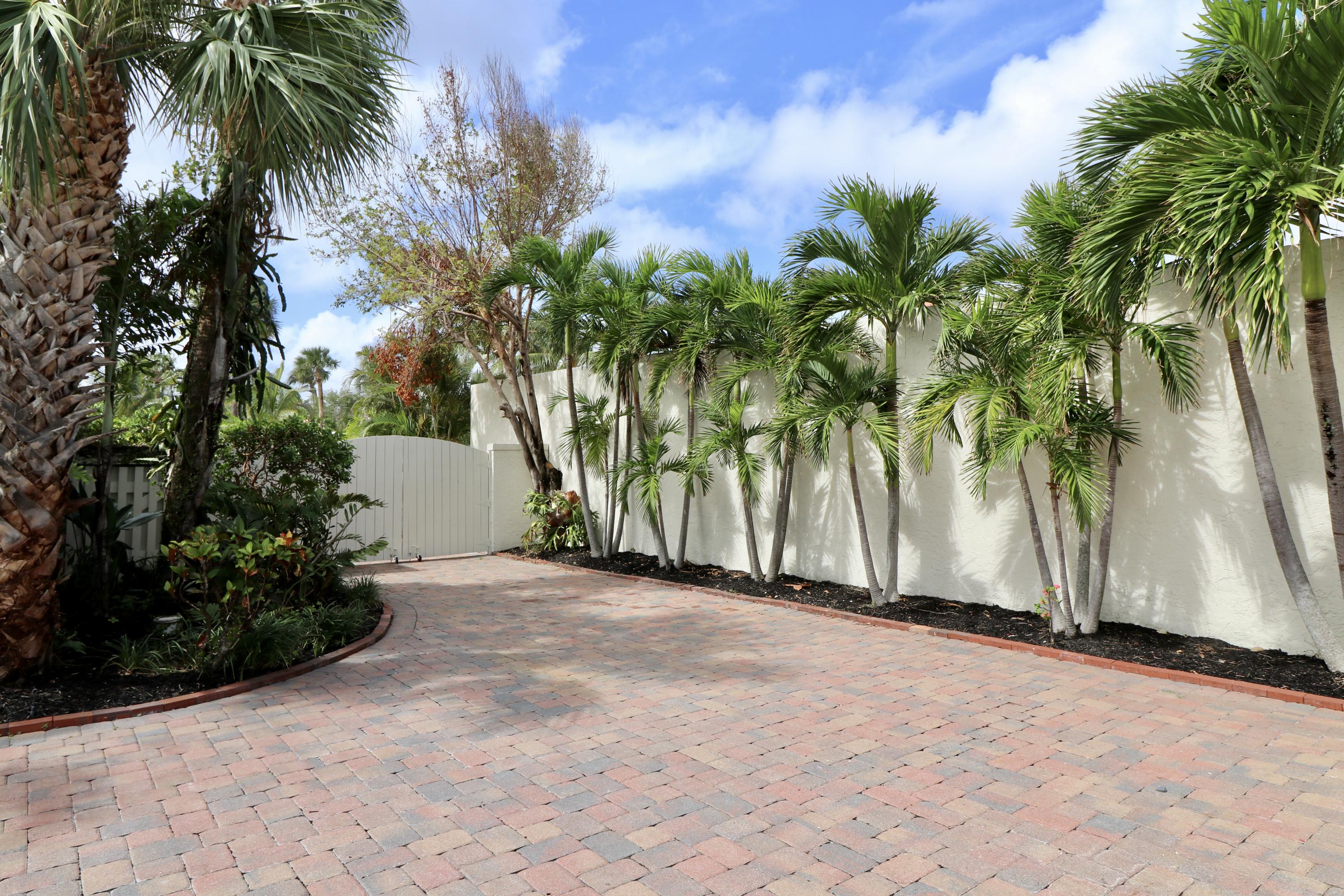 106 Sunfish Lane Jupiter, FL 33477 - Photo 4 of 43 courtyard