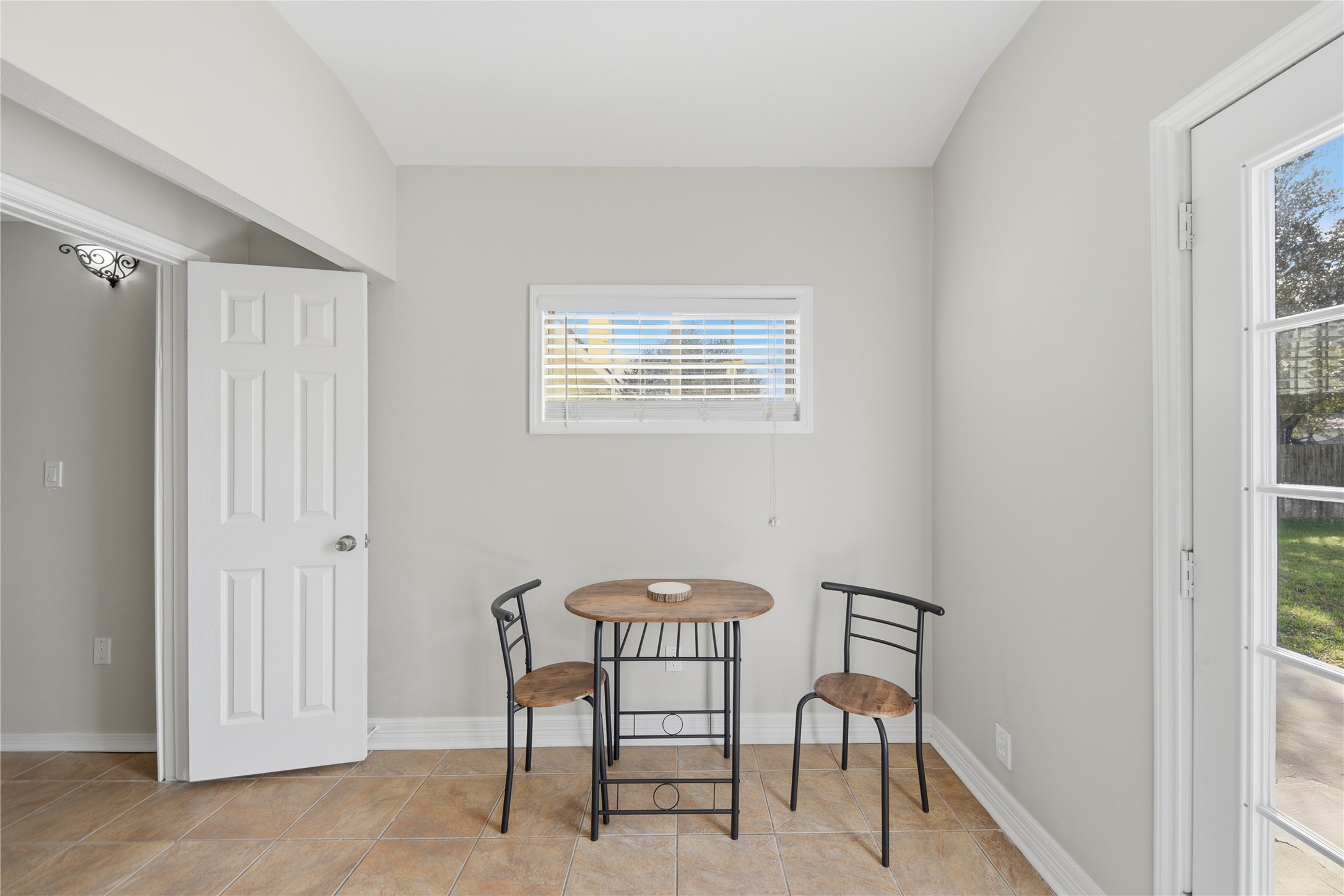 1702 Rampart Street Columbus, TX 78934 - Photo 30 of 38 a chair and a table in a room