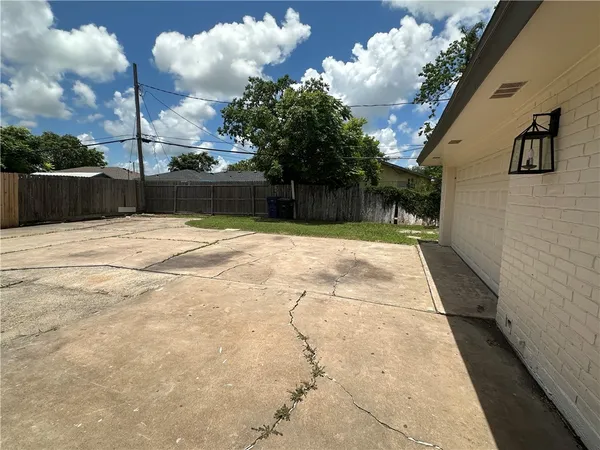 $1,850 | 3313 Lynnwood Lane, Corpus Christi, TX 78415
