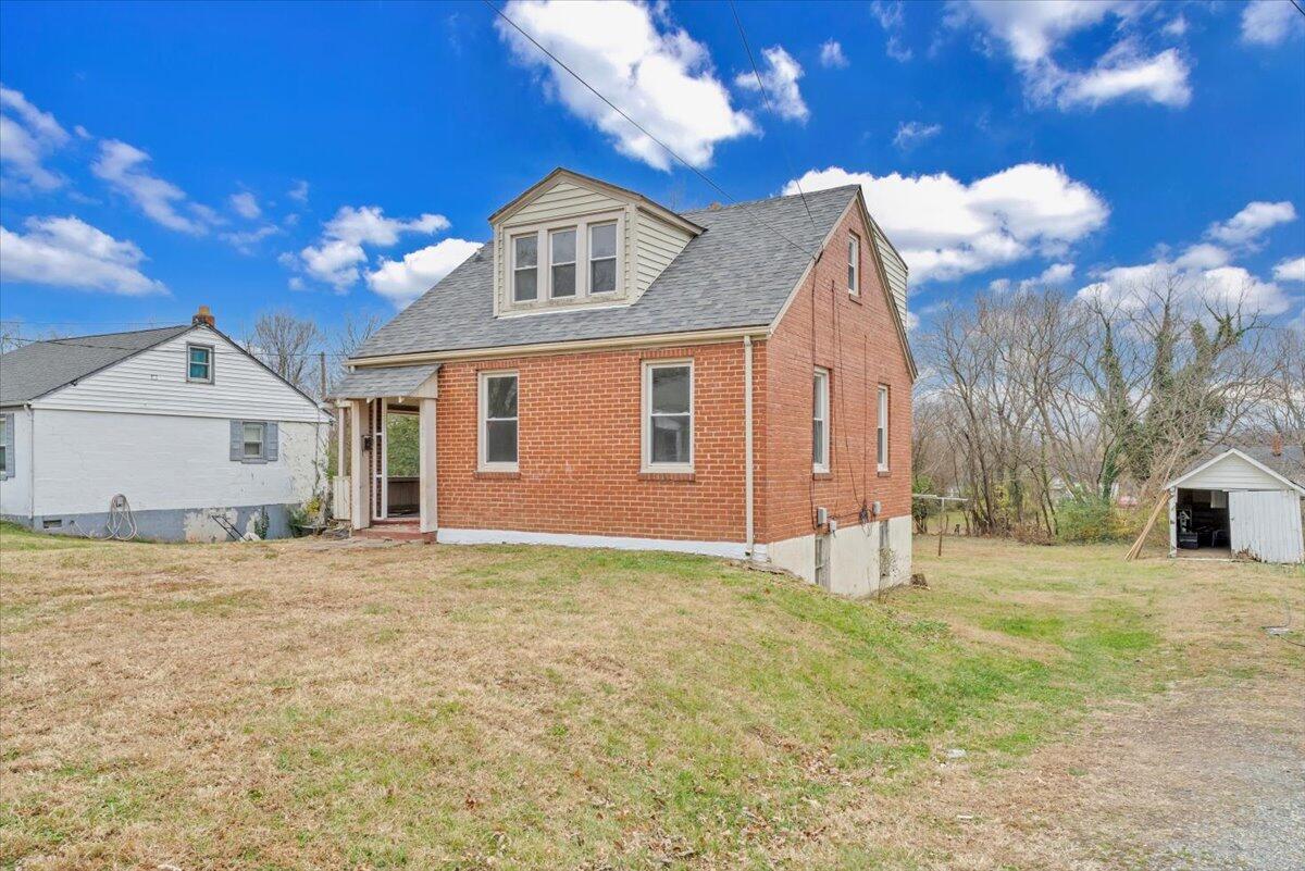 a view of a house with a yard