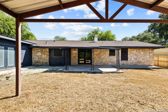 a view of a backyard