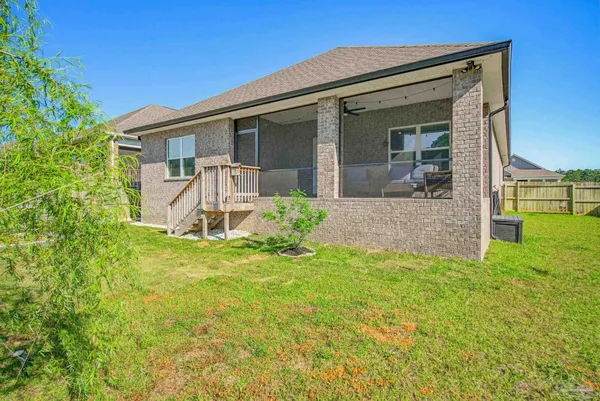 a view of a house with backyard