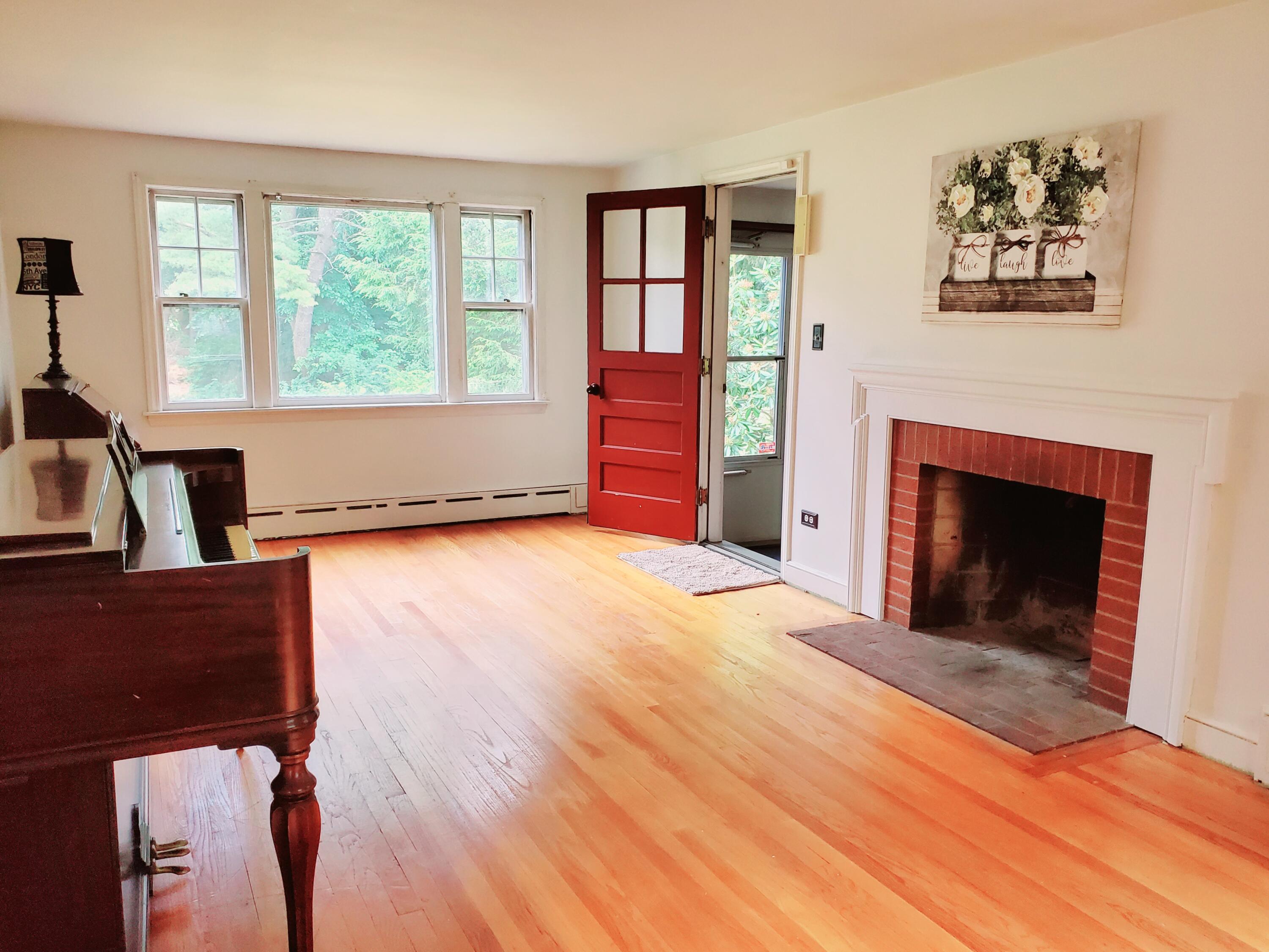 52 Pya Road Portland, ME 04103 - Photo 9 of 25 Living room