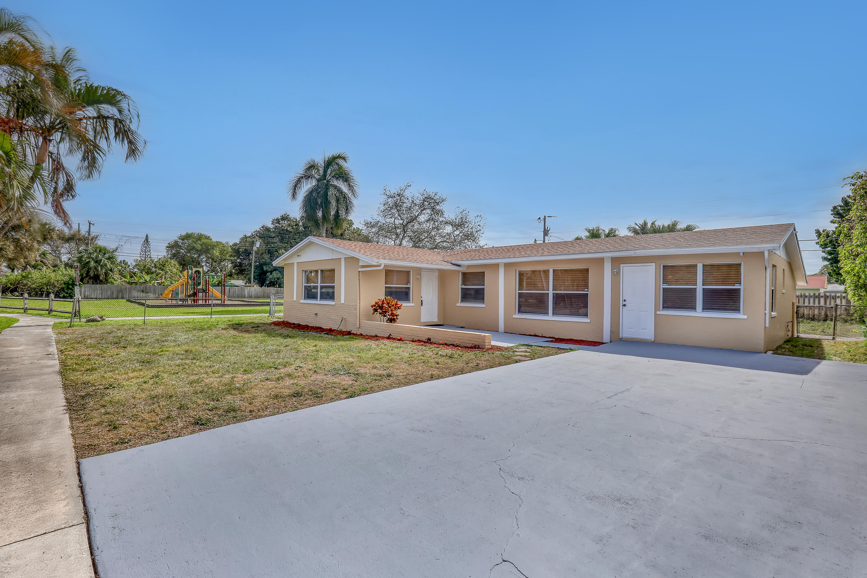 371 West 33rd Street Riviera Beach, FL 33404 - Photo 3 of 34 371 W 33rd (3)