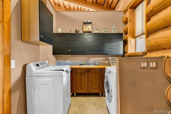 a view of utility room