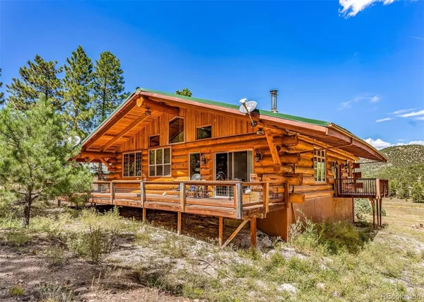 a view of a house with backyard